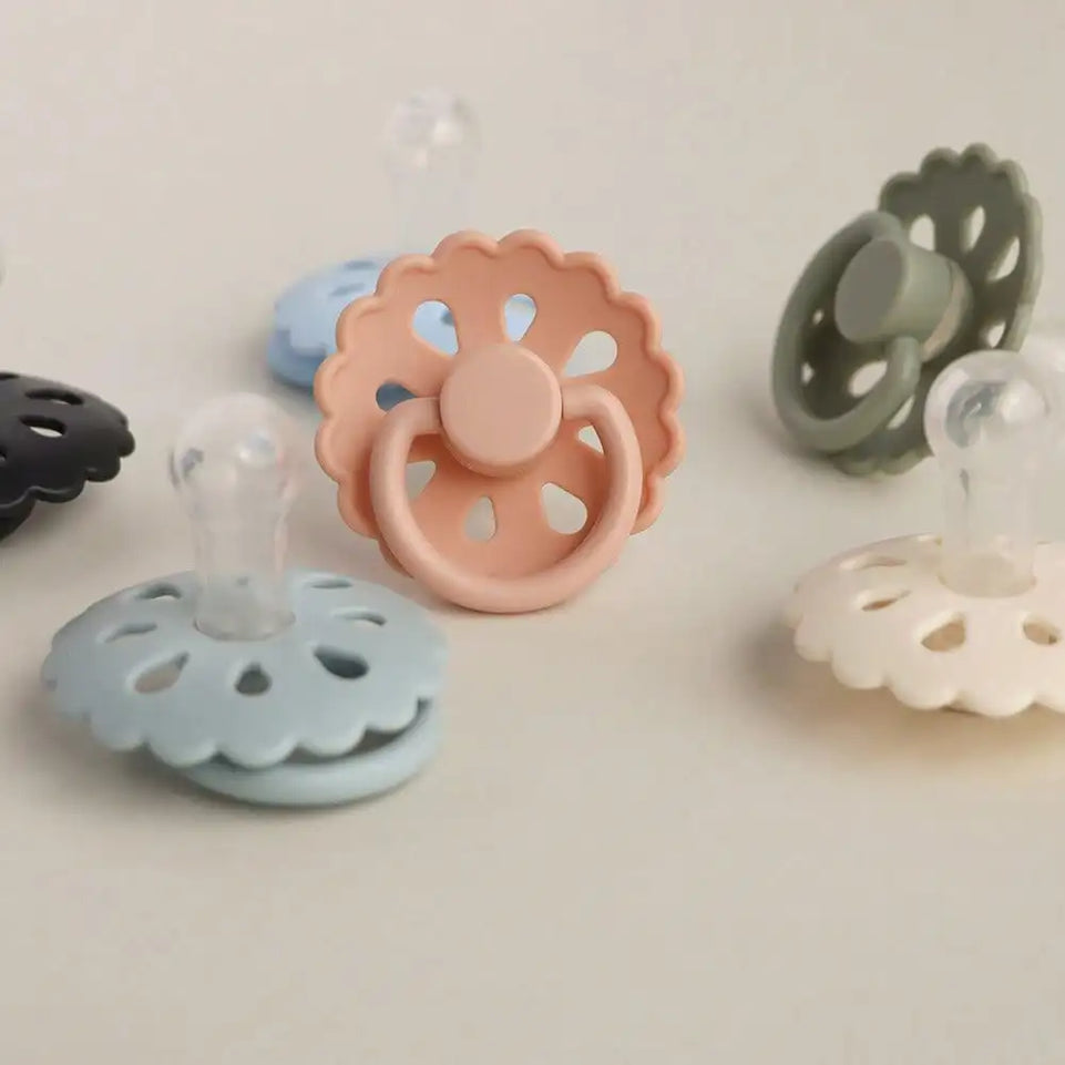 1PCS Portable Baby Pacifier BPA Free Soother Silicone Luminous Pacifier Multi-pattern Design for Boys Girls Durable